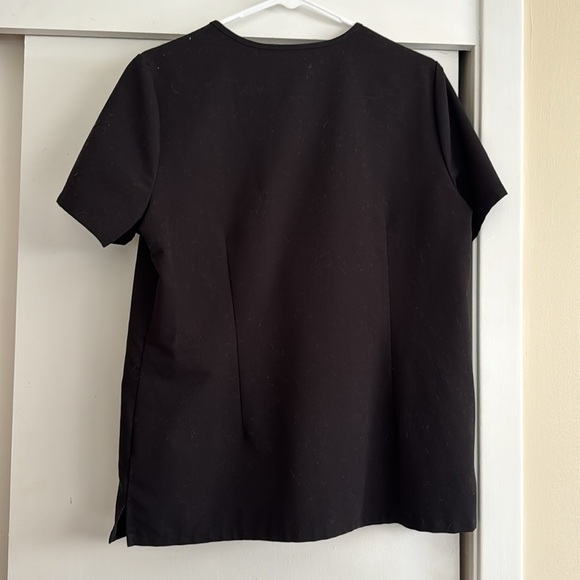 Figs 2 Pocket Black Top - Picture 2 of 3